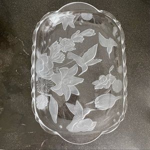 Hummingbird, lilies, daffodils 🌼 glass etched serving tray with scalloped edges